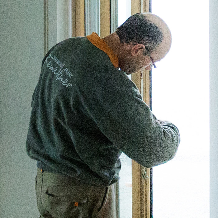 Fensteröffnung, Glasfront, Südlage, Energie, einsparen, kostenlos, Zuhause, Materialauswahl, behaglich, Wohnkomfort, Klassiker, bewährt, modern, Umsetzung, trotzen, Aluminium-Schale, Witterungseinfluss, Kombination, Aluminium, außen, innen, bietet, zeitgemäß, Wohnen, verloren, Rahmenmaterial, Verglasung, beeinflussen, kleiner, Dämmung, Vergleich, Fenstertyp, 123x148cm, Größe, Sprossenunterteilung, Fensteraufteilung, Lüftung, abgedichtet, Energieverlust, Luftaustausch, Schimmel, entwickeln, mehrmalig, Stosslüften, eingebaut, Fensterfalzlüfter, Technik, feuchte, verbrauchte, Luft, Frischluft, transportiert, Mehrfachdichtung, Schallschutzglas, Straßenlärm, draußen, Ruhe, Schallschutzklasse, Beschläge, Markenbeschlag, Einhand-Dreh-Kippbedienung, Fehlbedienungssperre, dreidimensional, verstellbar, Ecklager, höchster, Bedienkomfort, gewährleistet, Serienmäßig, Flügelbremse, verhindern, Aufschlagen, Durchzug, formschön, Fenstergriff, Stil, Modell, Einbruchshemmung, Standardfenster, serienmäßig, Grundsicherheit