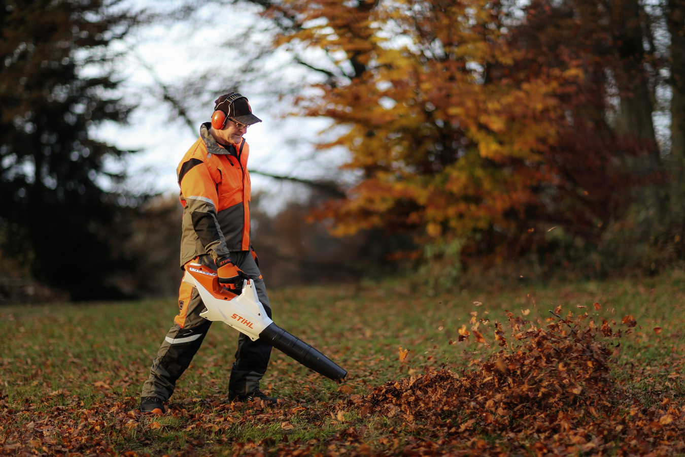 Antivibrationssystem, Features, Produkttechnik, Stutzen, Beschneiden, Äste, Obstbaumpflege, Grundstückspflege, Ausputzen, Sträucher, Baumpflege-Profi, Baumwipfel, Baumart, Stand, Boden, Strauchart, gesund, Form, Baumschnitt, Licht, Krone, Geäst, Rückschnitt, Hecken, intelligent, praktisch, gering, Arbeitsgewicht, kräfteschonend, ausputzen, beschneiden, gepolstert, ergonomisch, Tragegurt, Schneidarbeite, Bewegungsfreiheit, Belastung, geformt, Handgriff, Grip, serienmäßig, speziell, Bedienelement, Multifunktionsgriff, integriert, Benzin-Hochentaster, Obstbauer, Baumpflegearbeit, automatisch, Dekompressionssystem, lärmsensibel, urban, Gebiet, Akku-Hochentaster, vibrationsarm, geräuscharm, leise, Modelle, Gehörschutz, konstant, Laufzeit, hausnah, Arbeitsgerät, flexibel, Rückentragesystem, Körpergröße, anpassbar, kräftesparend, agieren, einhängen, führen, Klammer, Teleskopschaft, Anbringen, Ausklinken, Winkelgetriebe, Arbeitssituation, anpassen, Horizontalschnitt, Verfügbarkeit, online, versandkostenfrei, Parkpflege