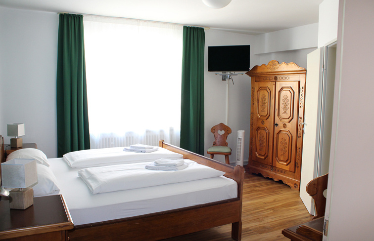 wunderbar, Donaupanorama, wirken, Vilshofen, Hotel, Pension, Unterkunft, EInzelzimmer, Doppelzimmer, Übernachtung, Bayerisch, Natur, hautnah, erleben, Kultur, Niederbayern, Donau, Radweg, Passau, Bayerischer Wald, nationalpark, ideal, Abenteuerlustige, Erholungssuchende, Genießen, Auszeit, Wellnesshotel, Donau, direkt, malerisch, Uferpromenade, traumhaft, Radtouren, Passauer Land, Durchreise, Urlaub, perfekt, Erholungserlebnis, helfen, verschiedene, Angebote, Verfügung, Wählen, Massagen, Beauty Behandlungen, Wohlfühlbäder, Therme, Terme, Sauna, Entspannungsurlaub, Gratis, stornierbar, Anreise, Preisgarantie, buchen, sparen, schlafen, bekannt, historisch, Altstadt, Wahrzeichen, Stadtturm, Lage, Dreiflüssestadt, Benediktinerabtei, Schweiklberg, jährlich, Volksfest, groß, Festzug, Feuerwerk, Donaupromenade, Ginkgo-Park, beliebt, Ausflugsziel, Herzen, erwartet, persönlich, familiär, geführt, Haus, behaglich, Atmosphäre, freundlich, Service, WLAN, TV, Zimmer, günstig, Preise, Einfach, schell, sicher, Buchung