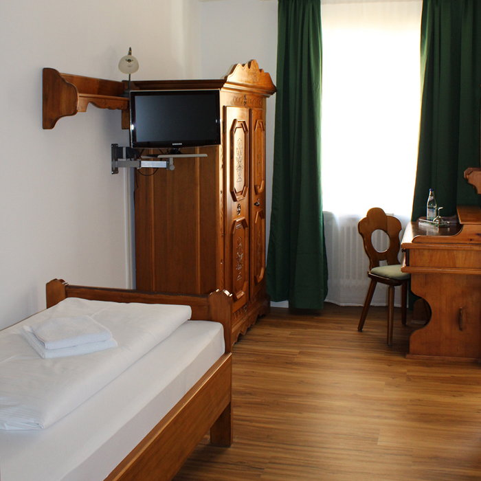 Karamellisierte Apfelkücherl mit Beerenragout, Speisekarte, miteinander, groß, neu, gestaltet, altehrwürdig, Charme, erhalten, Feste, Feiern, Veranstaltungen, 120 Gästen, Gern, Anfrage, Zeit, neues, bieten, Catering, Kochkurs, Küchenchef, Backkurs, Patissier, Fan-Shop, Lieferservice, Schmankerl-Express, Übernachtung im Privatboot auf der Donau, buchen, Facebook, Social Media, Nacht, Durchreise, Radlkeller, perfekt, ausgestattet, Personal, hilft, tatkräftig, Räder, einparken, Sehr, sauber, Unterkunft, bayrisches Bier, immer, gut, April, Toplage, sehr, regional, komfortabel, rundum, wohlgefühlen, Viel, Dank, schön, Aufenthalt, Wirtsfamilie, fair, Preis, Familie, Kinder, persönlich, kümmern, willkommen, Terrassencafé, Verkehrslandeplatz Vilshofen an der Donau, unmittelbar, Nähe, Schiffsanlegestelle, flussaufwärts, Passau, Genießen, gutbürgerlich, Tasse, Kaffee, Stück, selbstgebacken, Kuchen, wunderbar, Donaupanorama, wirken, Vilshofen, Hotel, Pension, Unterkunft, EInzelzimmer, Doppelzimmer, Übernachtung, Bayerisch